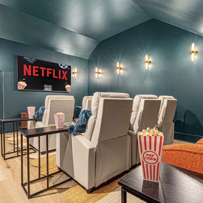 Private movie loft at Fall Send house